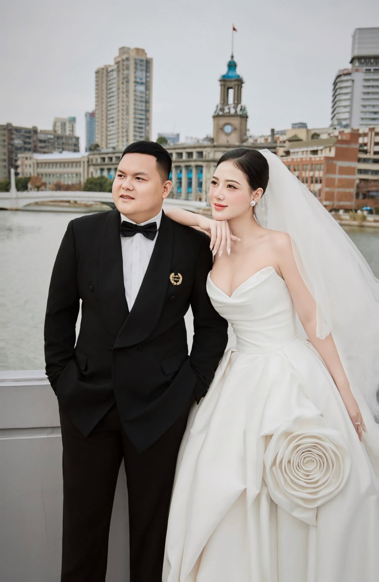 26-1793011913-dam-cuoi-the-ky-gay-xon-xao-o-thanh-hoa-le-nap-tai-tien-ti-nhan-sac-co-dau-gay-chu-y
