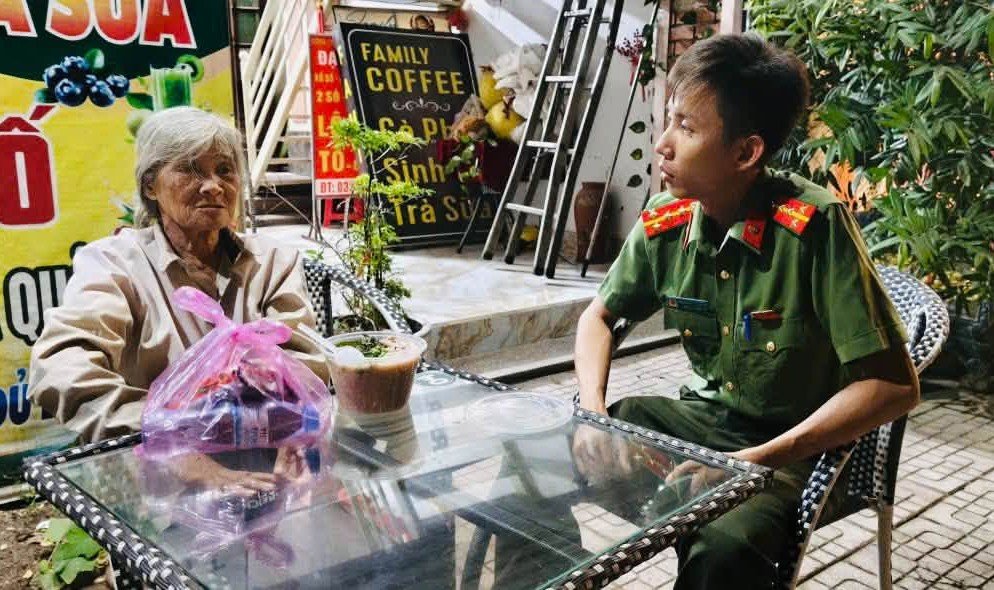 26-1793013972-cong-an-thanh-hoa-xuyen-dem-tim-kiem-dua-cu-ba-tro-ve-voi-gia-dinh-manh-moi-tu-tam-ve-xe-buyt