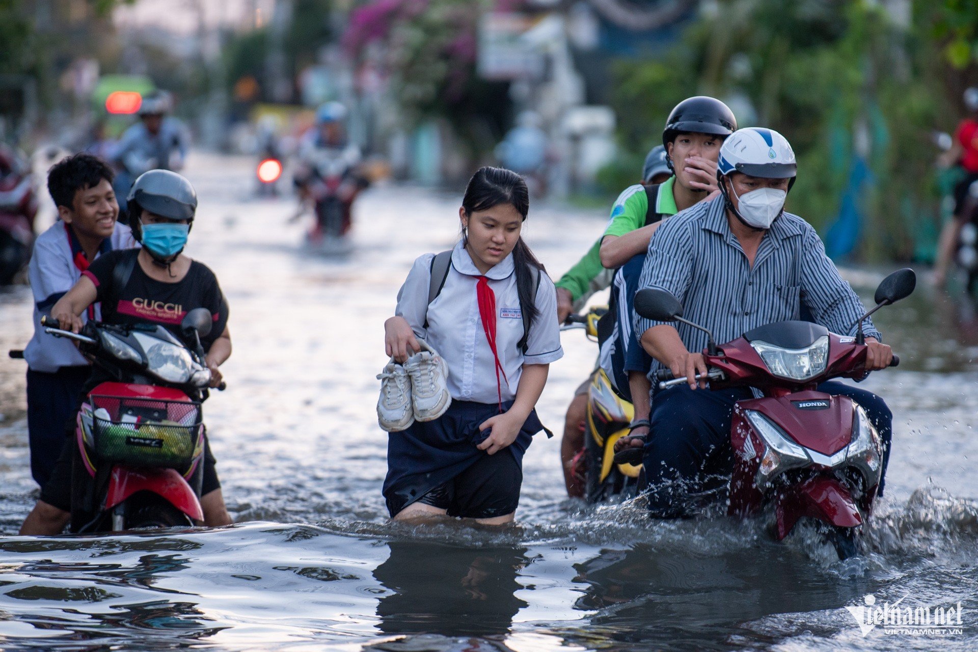W-Học sinh vật vã với triều cường Tuấn Hùng 65.jpg
