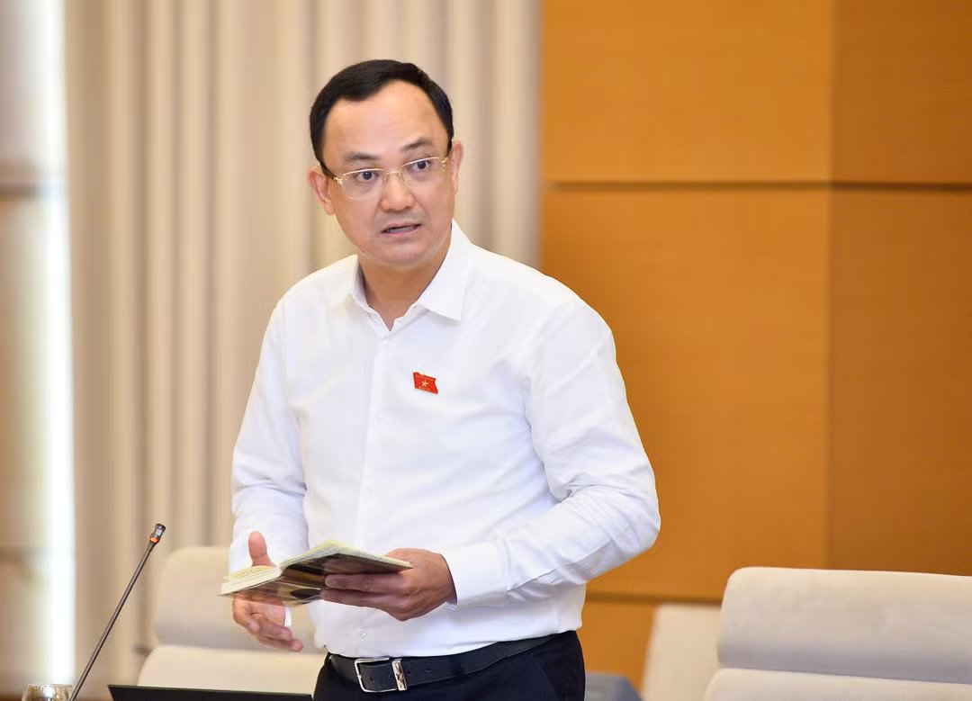 26-1793025388-dai-bieu-quoc-hoi-khong-de-nguoi-dan-den-cua-khau-moi-biet-bi-tam-hoan-xuat-canh