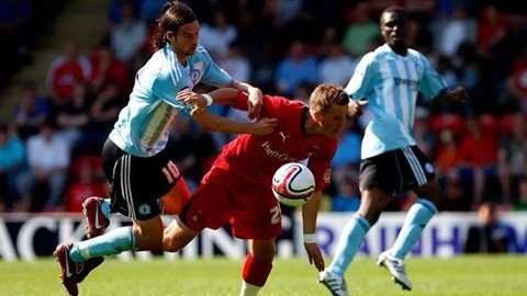 Kane (ở giữa) đã ghi 5 bàn thắng trong 18 trận được cho mượn tại Leyton Orient vào năm 2011