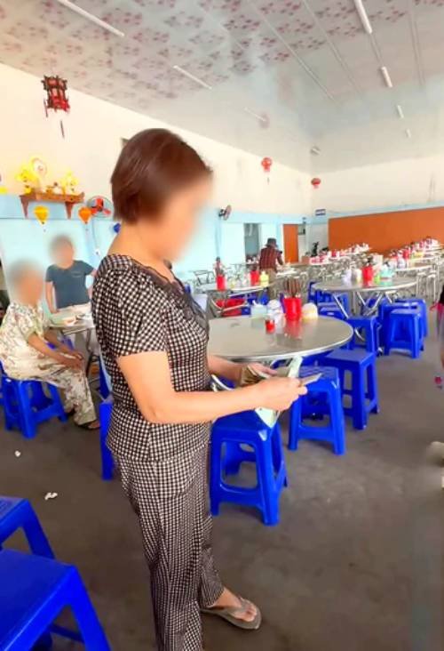 27-1793088452-hoa-don-com-binh-dan-640000-dong-gay-tranh-cai-chu-quan-noi-gi-ve-nua-con-ga-gia-300000-dong