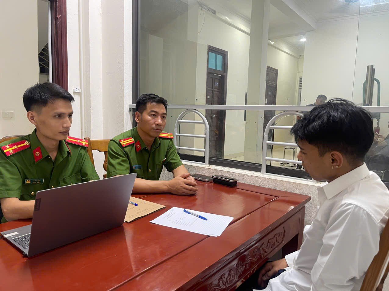 27-1793100302-chan-dung-va-loi-khai-cua-2-ke-tron-truy-na-dung-kiem-binh-xit-hoi-cay-co-thu-9-gio-tren-mai-nha-o-thanh-hoa