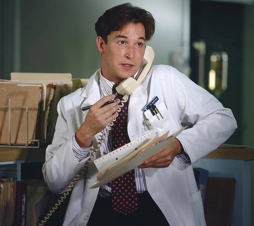 27-1793115943-noah-wyle-duoc-people-vinh-danh-la-nguoi-dan-ong-quyen-ru-nhat-nam-2026