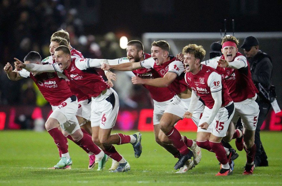 www_thesun_co_uk jay lynch fleetwood town celebrates 1118899838.jpg