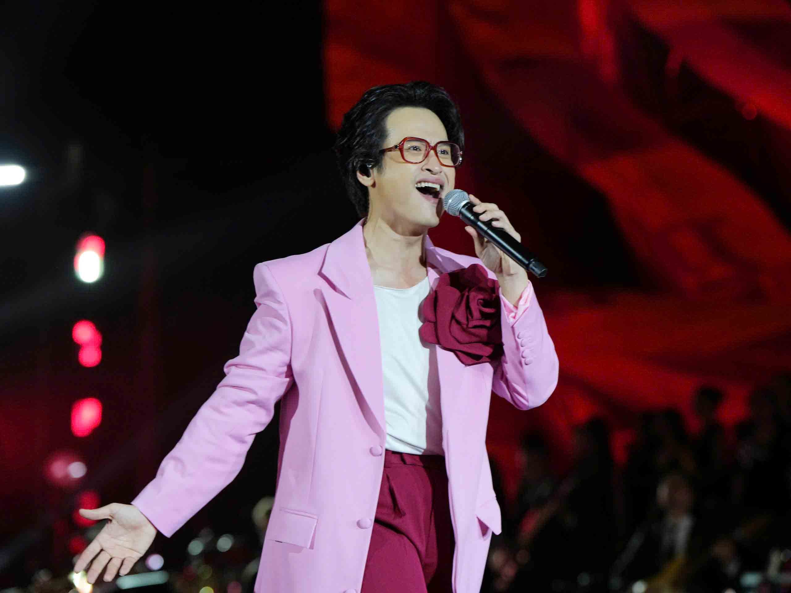 28-1793174011-ha-anh-tuan-lam-live-concert-tai-rap-xiec-phu-tho-ky-niem-20-nam-ca-hat-trong-khong-gian-gioi-han-2000-khan-gia