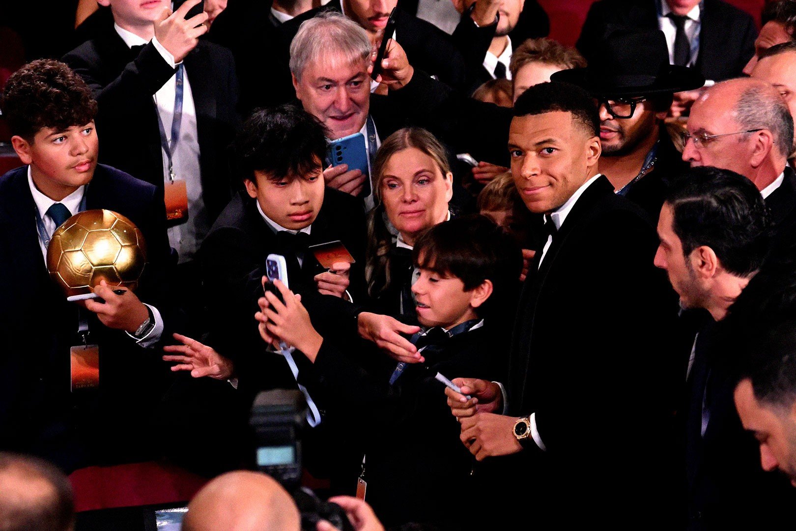 Mbappe Qua bong vang 1.jpg