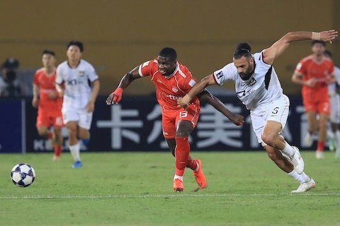 Dù rất nỗ lực, nhưng Rimario chẳng thể làm được bất ngờ trước Seoul. Ảnh: Đức Cường
