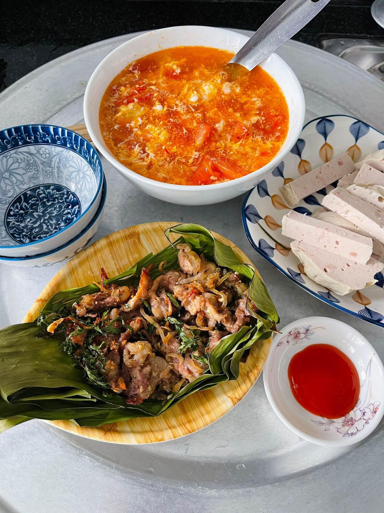 30-1793353253-dac-san-nem-giat-trong-mam-co-thanh-hoa-khach-muon-an-phai-kien-nhan-cho