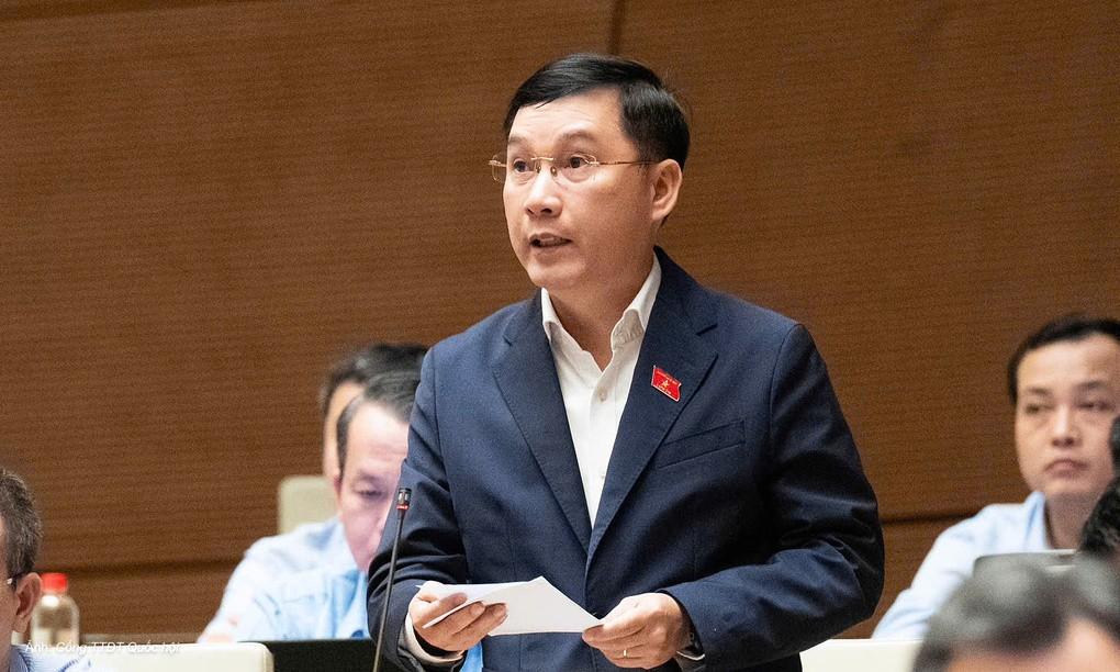 Ông Lê Hoàng Anh, Ủy viên chuyên trách tại Ủy ban Kinh tế và Tài chính phát biểu tại nghị trường chiều 30/10. Ảnh: Cổng thông tin điện tử Quốc hội