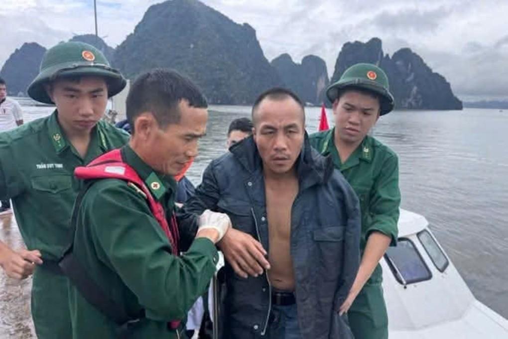 Bộ đội biên phòng đưa ngư dân gặp nạn vào bờ. Ảnh: Xuân Hùng