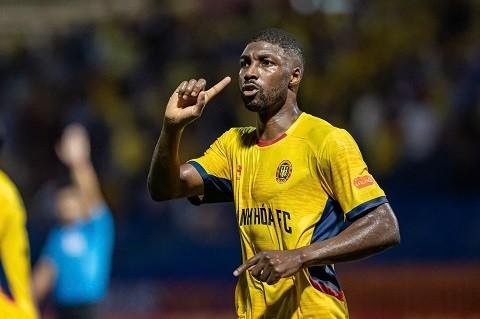 Saliou ăn mừng bàn mở tỷ số cho Thanh Hoá nhưng niềm vui không trọn vẹn