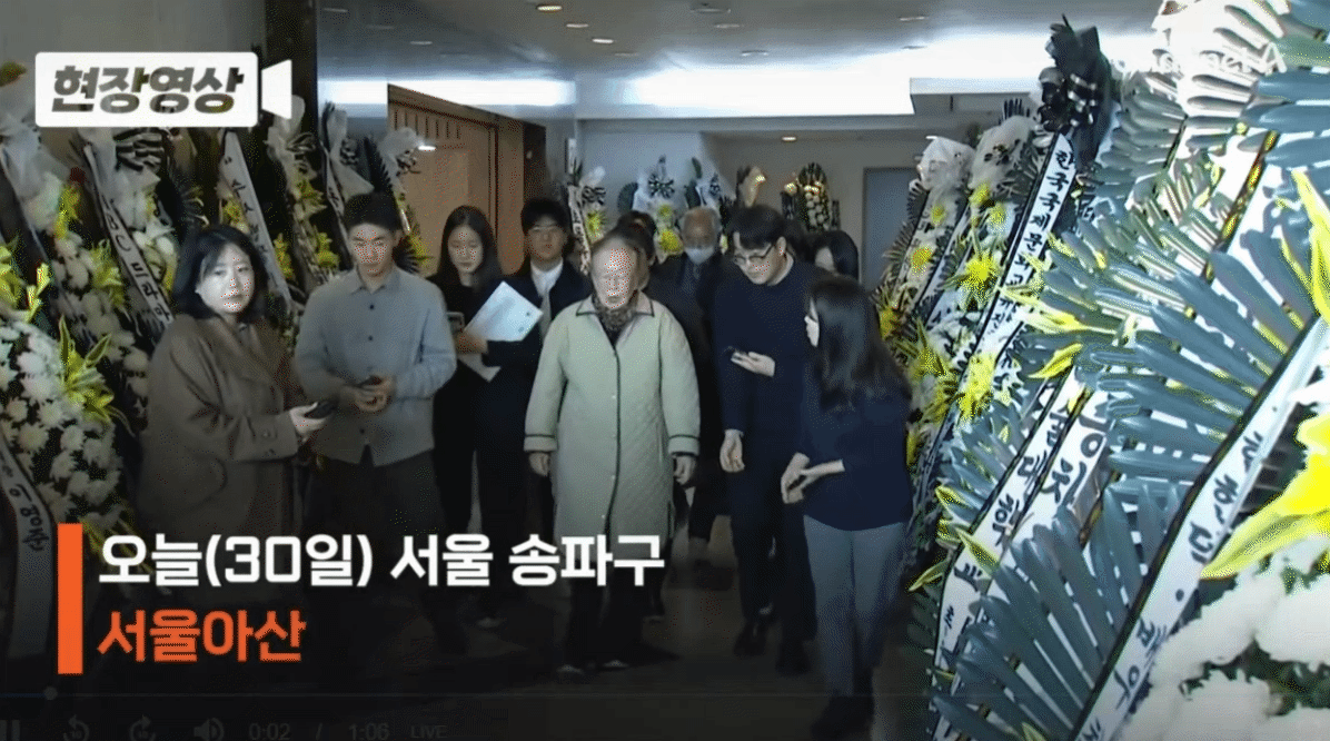 Tang lễ "người cha quốc dân" đột ngột qua đời ngày 29/10: Kim Hye Soo khóc sưng mắt, "bà nội quốc dân" cùng dàn sao xót xa tiễn đưa- Ảnh 5.