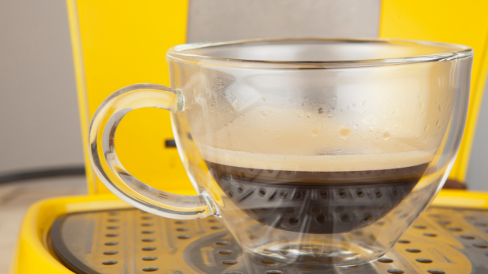 Nên tránh các thức uống chứa nhiều caffeine như cà phê, trà đặc vào buổi tối