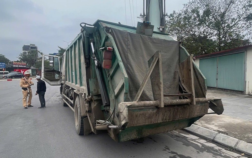 Hà Nội: Tài xế xe rác bị phạt 23 triệu đồng vì để chất bẩn che lấp biển ...