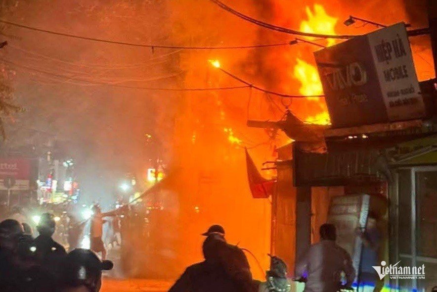 Hà Nội: Cháy lớn tại quán cafe ca nhạc, lửa lan nhanh khiến nhiều tài ...