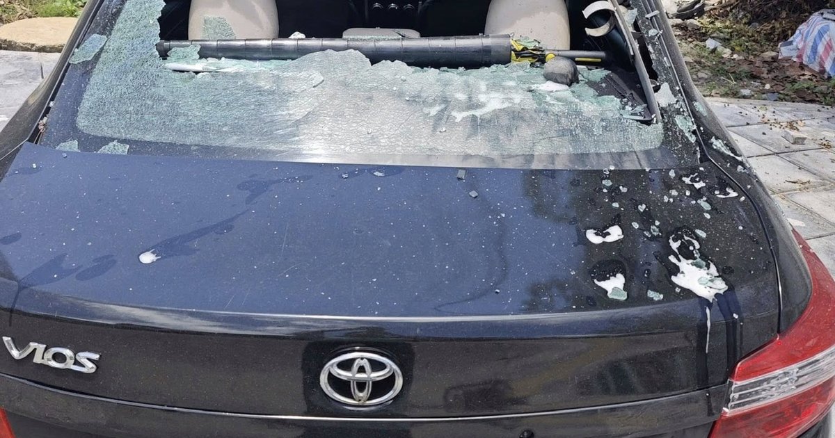K&iacute;nh sau Toyota Vios vỡ tung giữa trưa nắng, nghi do b&igrave;nh chữa ch&aacute;y mini ph&aacute;t  nổ trong xe