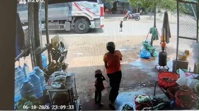 Hiện trường bé 3 tuổi tử vong dưới bánh xe tải, camera ghi lại khoảnh khắc bé chạy qua đường