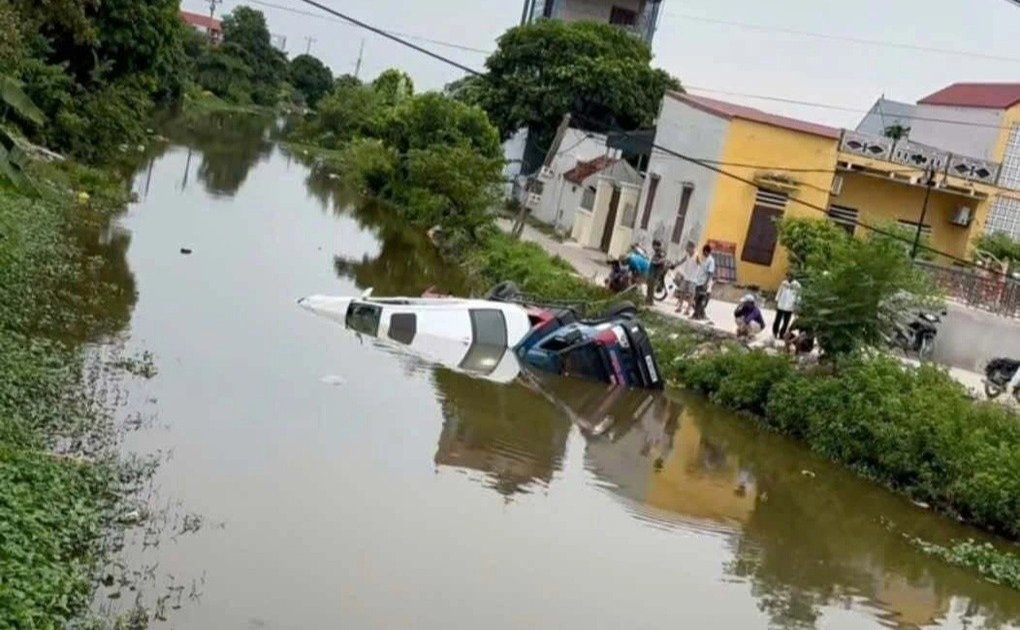Hy hữu: Xe cứu hộ chở theo ô tô Lexus bất ngờ trôi thẳng xuống sông