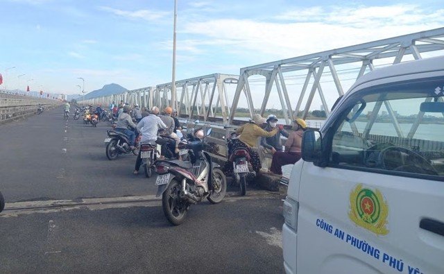 Đắk Lắk: Mẹ kêu con trai dừng xe rồi đột ngột gieo mình xuống sông, người thân hé lộ nguyên nhân