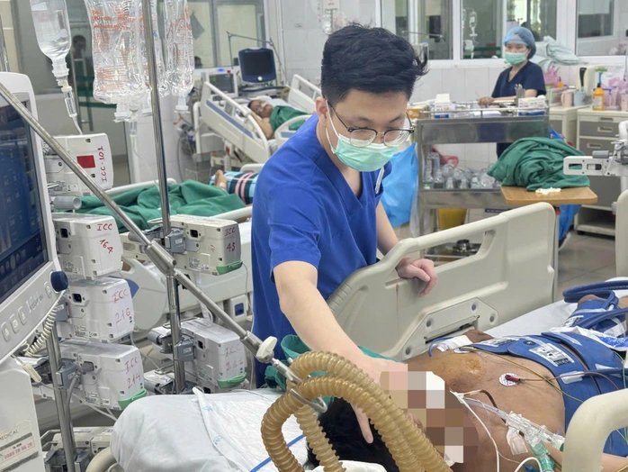 Thấy cha bất tỉnh trong xưởng hàn, con trai lao vào cứu rồi cũng bị điện giật