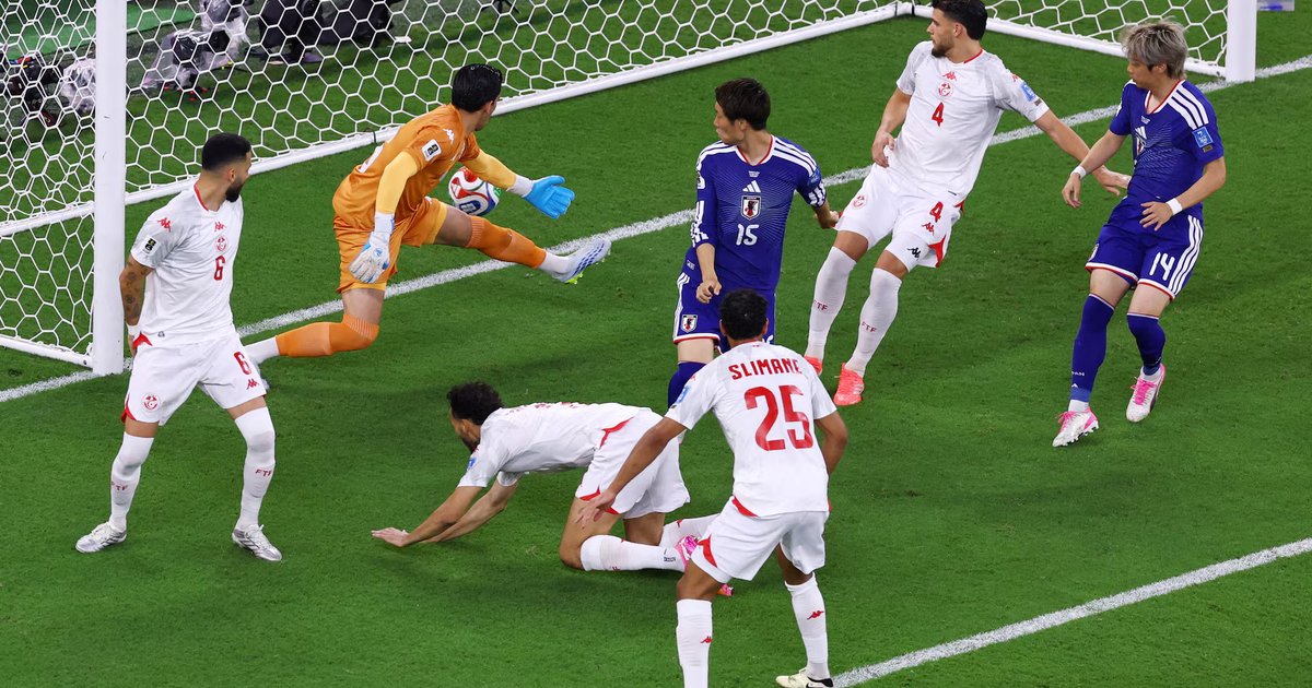 Một đội bóng dự World Cup có 8 cầu thủ dương tính chất cấm