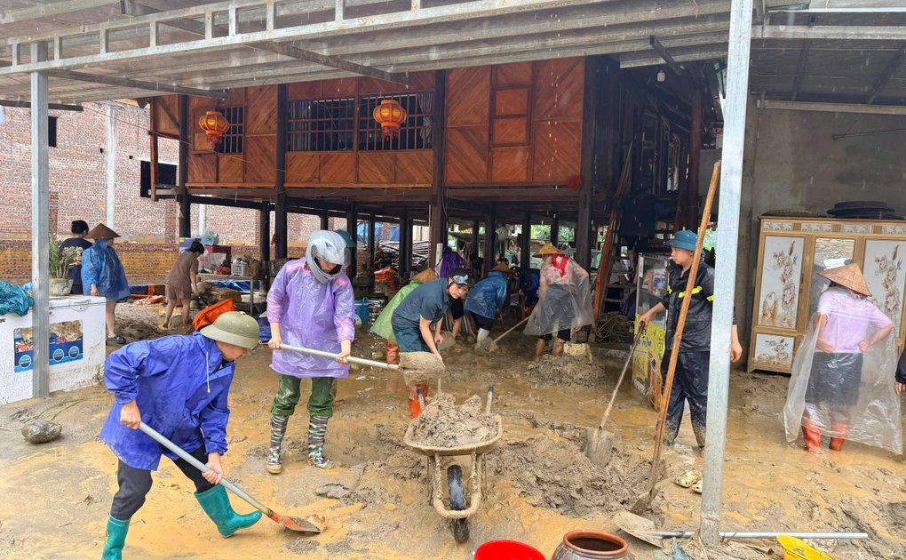 Mưa lớn gây sạt lở ở Lào Cai, đất đá tràn vào nhiều nhà dân