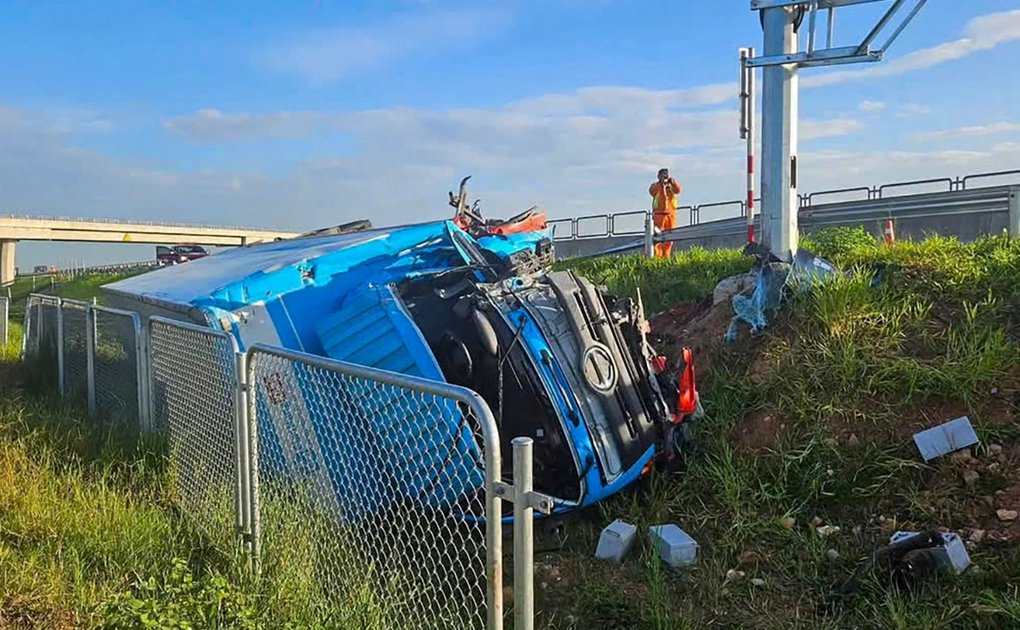 Xe tải lao khỏi cao tốc Hàm Nghi - Vũng Áng, lật xuống taluy khiến một người tử vong