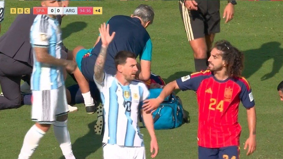 Messi bị chê "trẻ con" khi yêu cầu trọng tài rút thẻ đỏ với Cucurella
