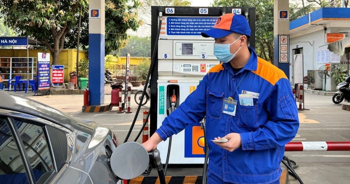 Giá xăng dầu đồng loạt tăng, xăng E10 vượt 21.400 đồng/lít, dầu diesel tăng mạnh