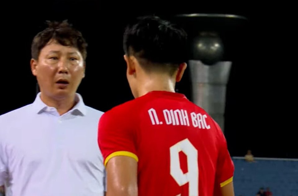 HLV Kim Sang-sik tỏ thái độ khó chịu với Đình Bắc