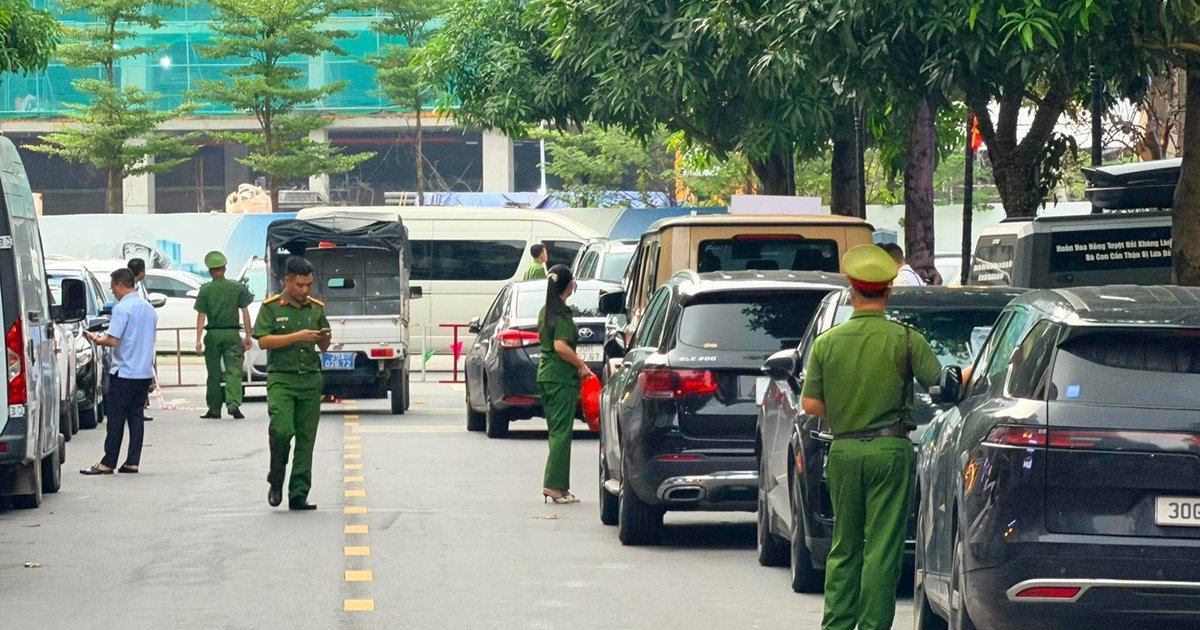 Lực lượng công an xuất hiện tại nhà "Huấn Hoa Hồng" ở Hà Nội
