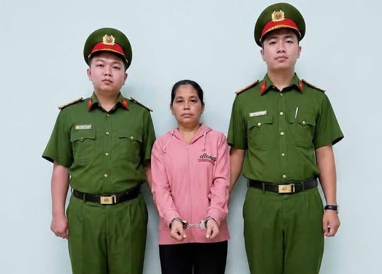 Bắt khẩn cấp bảo mẫu dùng dây thun bắn, đánh vào đầu trẻ mầm non ở TP.HCM