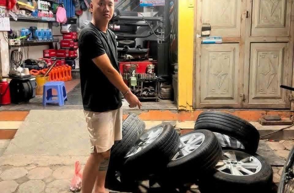 Bắt giữ kẻ kê gạch, tháo trộm 2 bánh ô tô đỗ qua đêm trong khu đô thị Thanh Hà