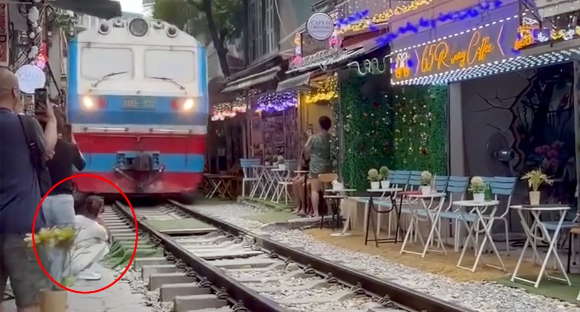 Xác minh video cô gái bị tàu hỏa hất văng điện thoại ở phố cà phê đường tàu