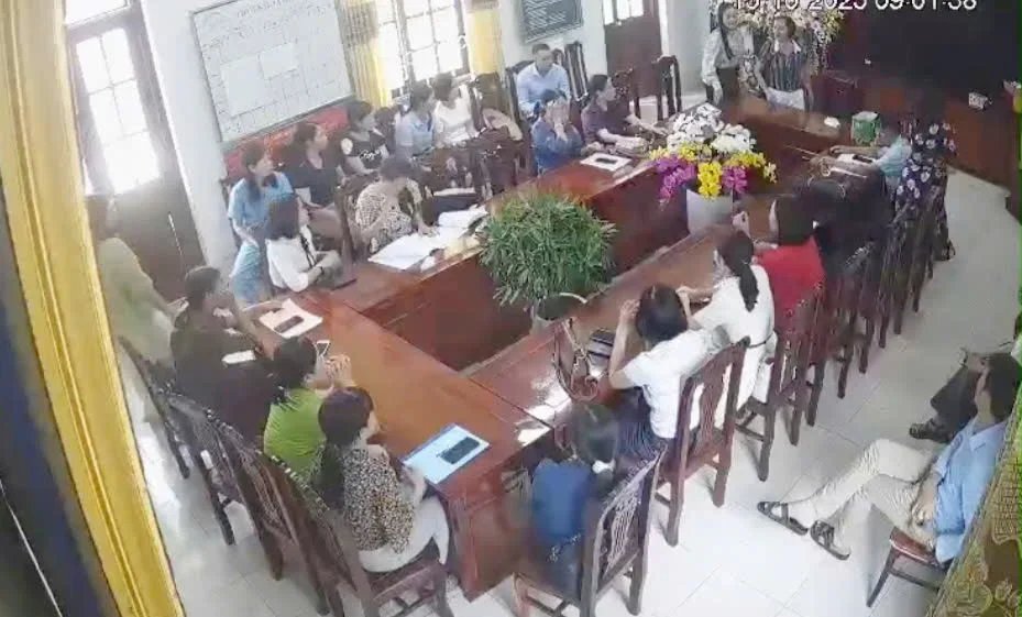 Sở GD&ĐT Ninh Bình nói gì về vụ hiệu trưởng đập bàn, ném cốc giữa cuộc họp