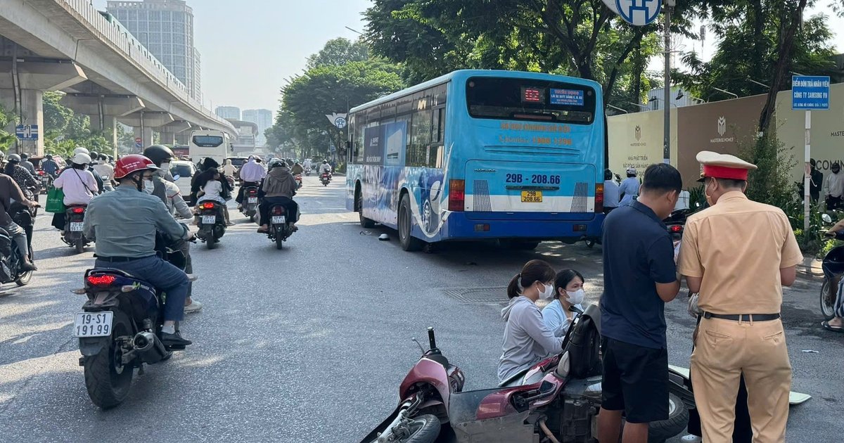 Hà Nội: Va chạm với xe buýt, một cháu bé tử vong tại chỗ