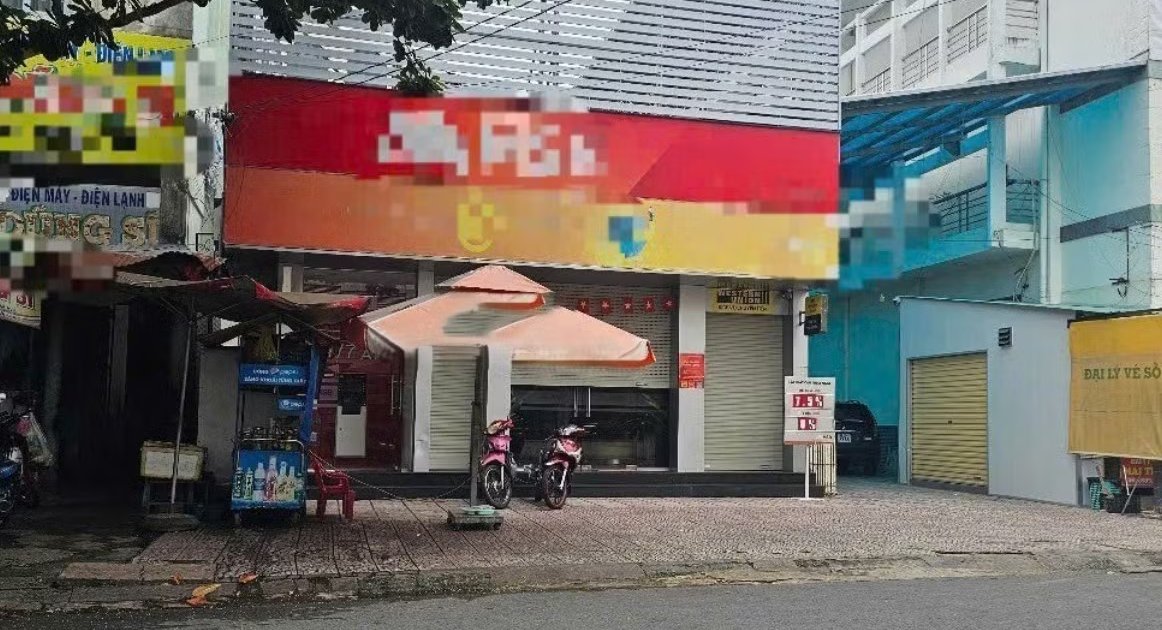 Cự cãi gay gắt vì đến thay ca muộn, bảo vệ ngân hàng dùng dây xích quật đồng nghiệp gục tại chỗ