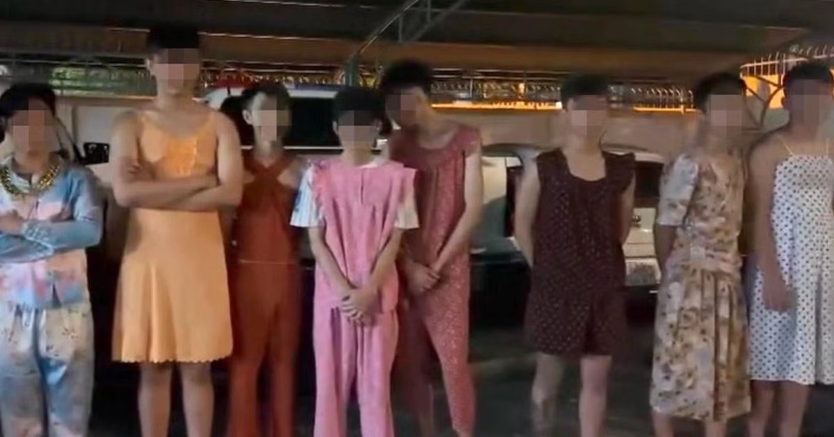 Nhóm thanh niên mặc váy "đi bão" náo loạn đường phố bị lực lượng chức năng mời đi... dọn rác