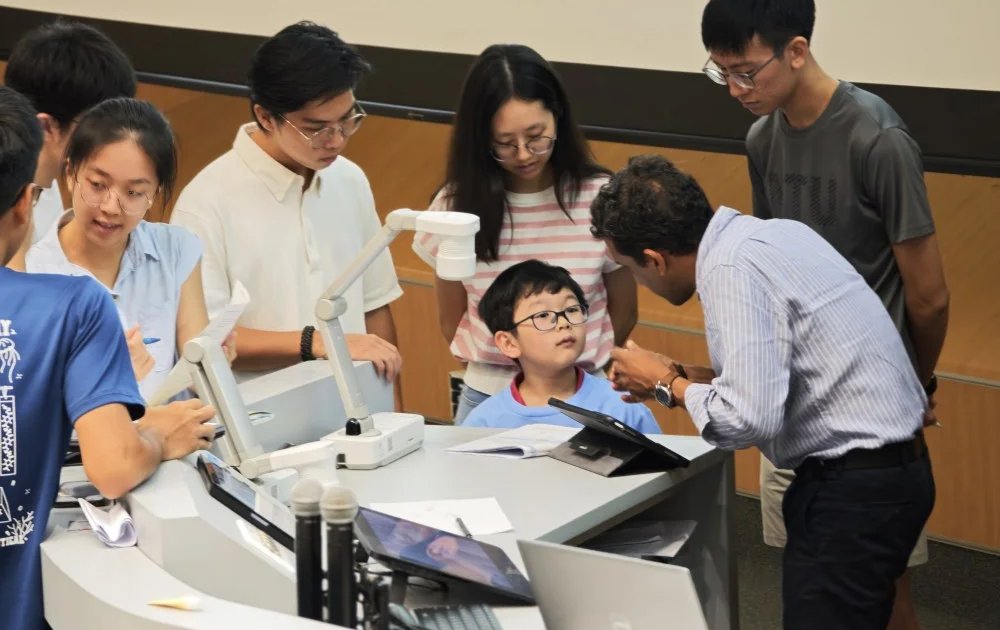 “Thần đồng” 8 tuổi có IQ 154, sở hữu 5 kỷ lục và học Hóa cùng sinh viên đại học