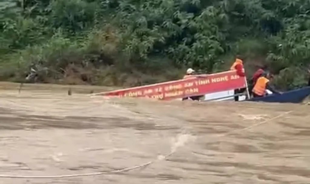 Thuyền chở 10 người chìm giữa dòng lũ ở Nghệ An