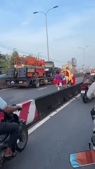 Xác minh clip "thầy trò Đường Tăng" cưỡi ngựa, đi bộ vào làn ô tô