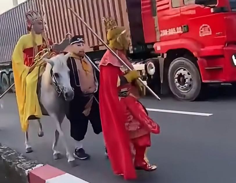 4 người hóa trang "thầy trò Đường Tăng" cưỡi ngựa, đi bộ trong làn ô tô là "làm theo di nguyện người quá cố"