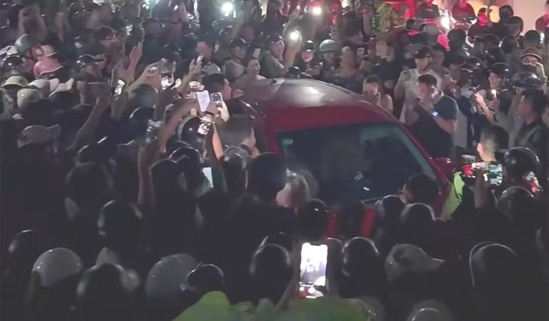 Xôn xao vụ nghi đánh ghen dưới chân cầu vượt Bắc Sơn, đám đông vây kín ô tô