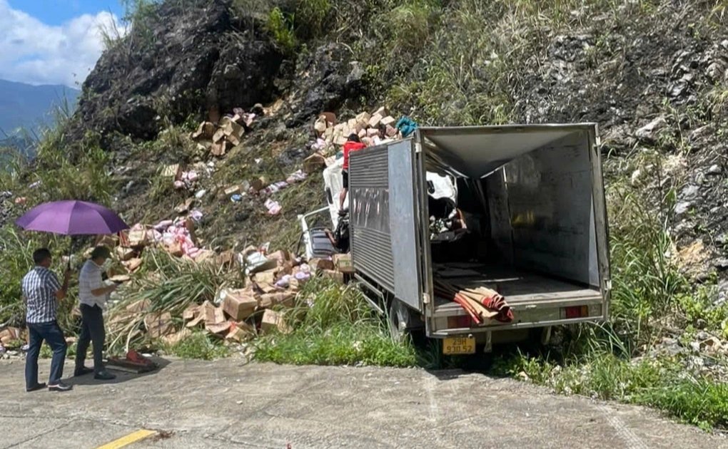 Thanh Hóa: Xe tải mất phanh khi đổ dốc, tài xế tử vong trong cabin
