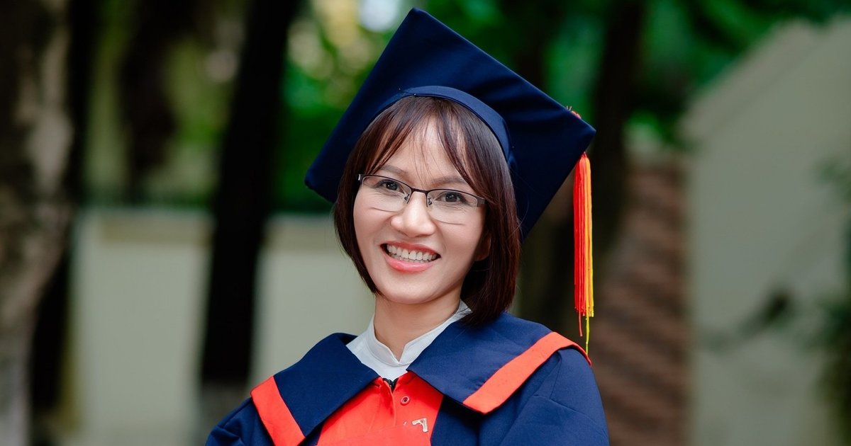 Người mẹ nuôi 2 con đang học tiến sĩ, trở thành tân sinh viên ở tuổi 48