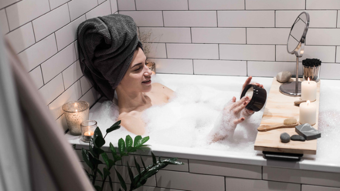 Ngâm nước ấm 30 phút: Bí quyết hỗ trợ hạ huyết áp hiệu quả