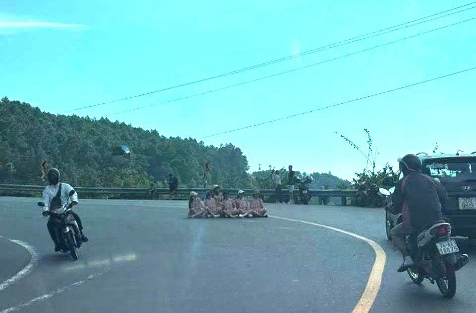 Công an xác minh nhóm 6 phụ nữ "dàn hàng" ngồi giữa khúc cua đèo Hải Vân chụp ảnh