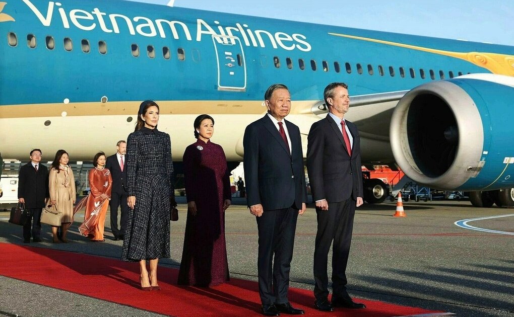 Vua Đan Mạch cùng Hoàng hậu đón Tổng Bí thư, Chủ tịch nước Tô Lâm ngay chân cầu thang máy bay