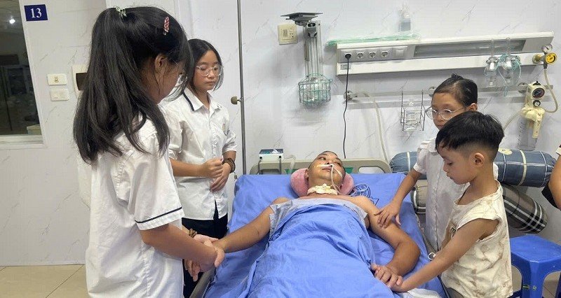 Vợ nghèo bán sạch tài sản cứu chồng bị tai nạn, "chỉ mong các con còn có bố"